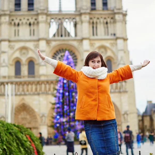 Happy young tourist in Paris on a winter day — Stock Photo, Image