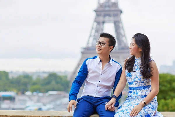 Jovem casal romântico asiático em Paris, França — Fotografia de Stock