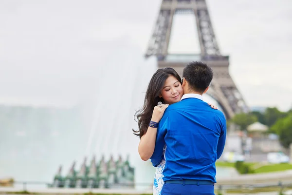 Jovem casal romântico asiático em Paris, França — Fotografia de Stock