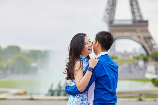 Jeune couple romantique asiatique à Paris, France — Photo