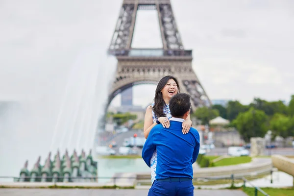 在巴黎，法国浪漫亚洲小两口 — 图库照片