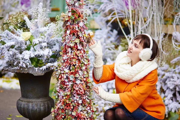 Happy young tourist in Paris on a winter day — Stock Photo, Image