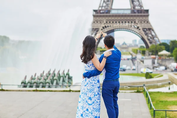 Jovem casal romântico asiático em Paris, França — Fotografia de Stock