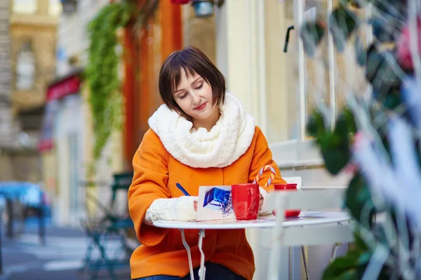 Feliz joven turista en París en un día de invierno — Foto de Stock