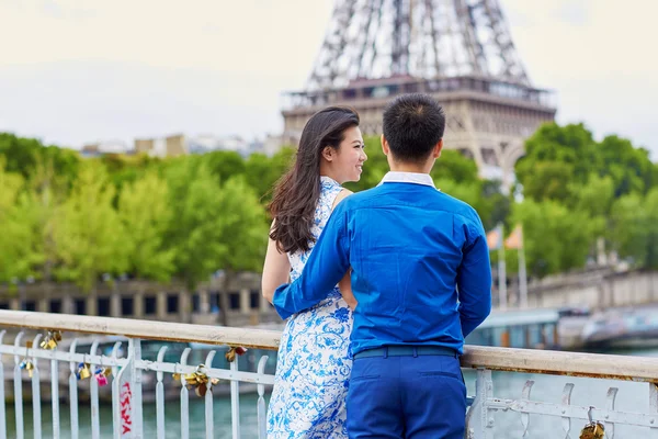 Paris, Fransa'da genç romantik Asya çift — Stok fotoğraf