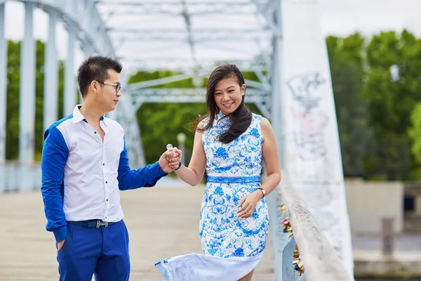 Young romantic cuplu asiatic în Paris, Franța — Fotografie, imagine de stoc