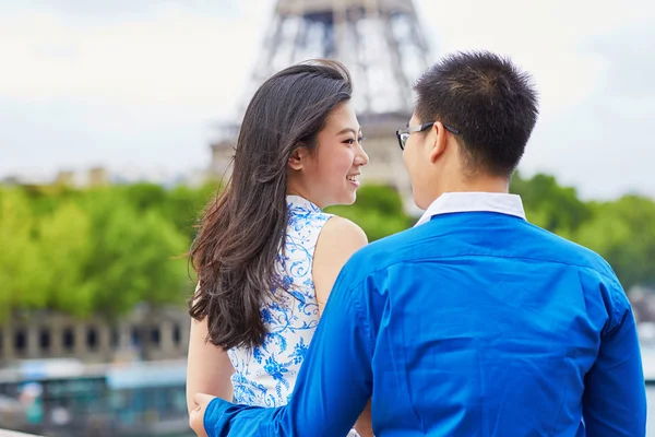Pasangan muda romantis Asia di Paris, Perancis — Stok Foto