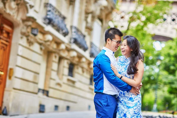Young romantic Asian couple in Paris, France — Stock Photo, Image