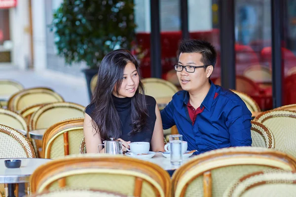 Jovem casal romântico asiático no café parisiense — Fotografia de Stock