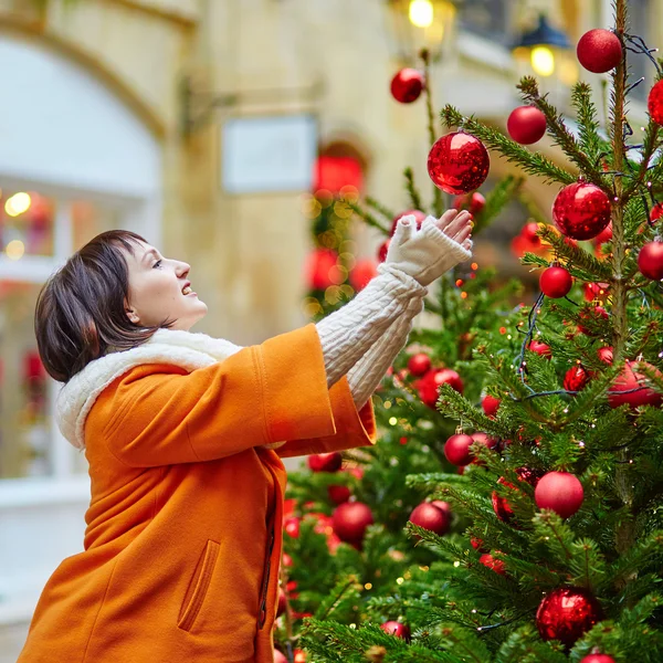 Ragazza con un albero di Natale luminosamente decorato — Foto Stock