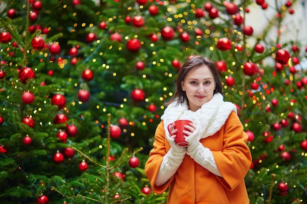 Happy young tourist in Paris on a winter day — Stock Photo, Image