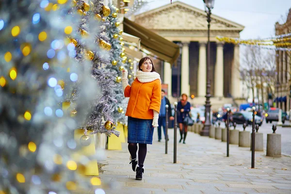 Happy young tourist in Paris on a winter day — Stock Photo, Image