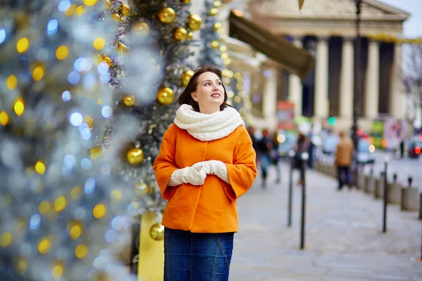 Paris 'te bir kış gününde mutlu bir genç turist — Stok fotoğraf