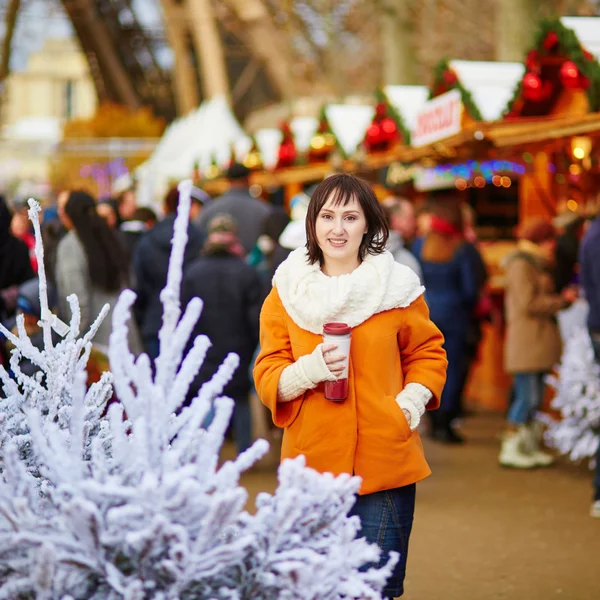 Ευτυχισμένο νεαρό κορίτσι σε μια χριστουγεννιάτικη αγορά του Παρισιού — Φωτογραφία Αρχείου