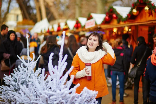 Chica joven feliz en un mercado de Navidad parisino —  Fotos de Stock