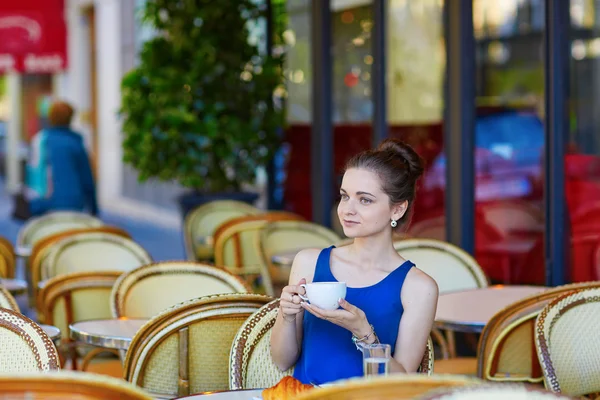 Hermosa joven parisina en la cafetería — Foto de Stock