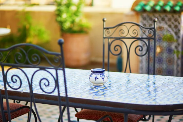 Mesa com bandeja de cinza cerâmica azul aconchegante café marroquino — Fotografia de Stock