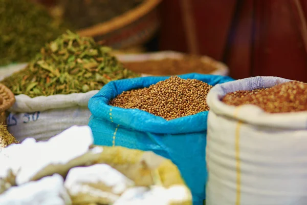 Auswahl an Kräutern auf einem traditionellen marokkanischen Markt — Stockfoto