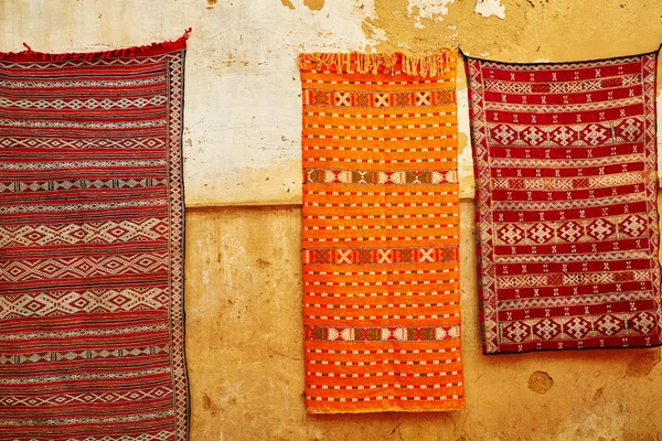 Seleção de tapetes tradicionais no mercado marroquino — Fotografia de Stock