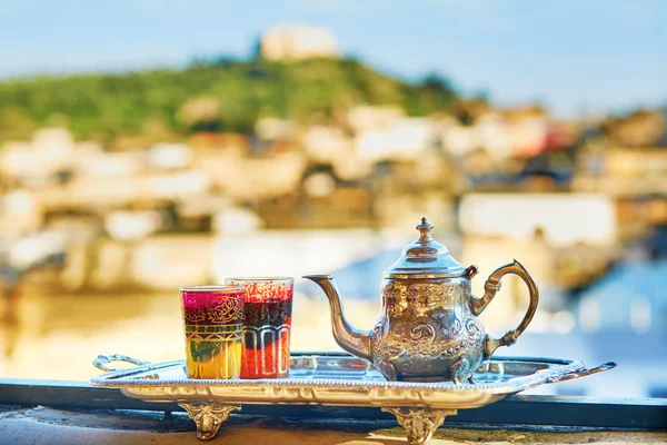 Té de menta marroquí con dulces —  Fotos de Stock