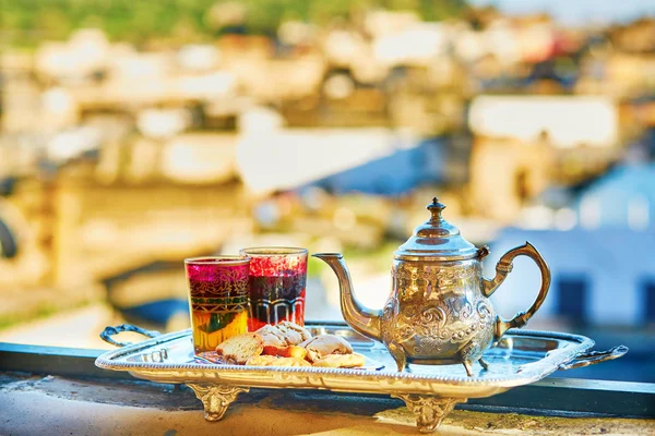 Té de menta marroquí con dulces —  Fotos de Stock