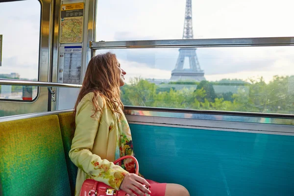 Femme voyageant dans un train du métro parisien — Photo