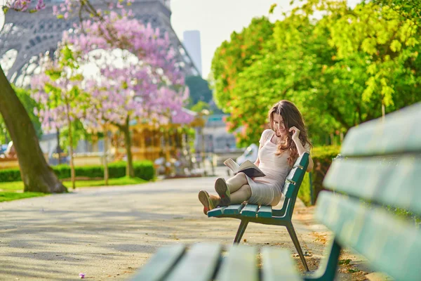 Bella giovane donna a Parigi che legge sulla panchina — Foto Stock