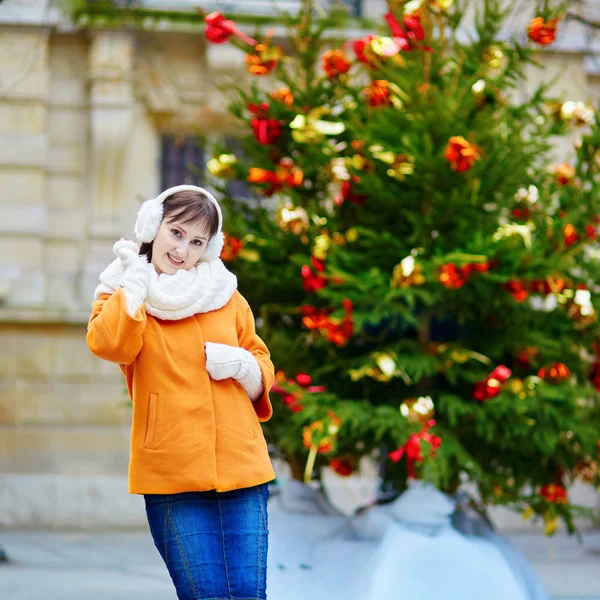 Cheerful young woman in Paris on a winter day — Stock Photo, Image