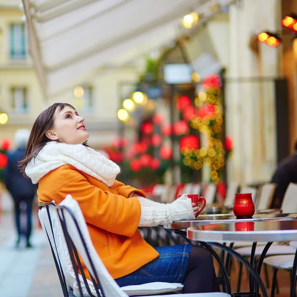 Schöne junge Mädchen in einem Pariser Café im Freien — Stockfoto