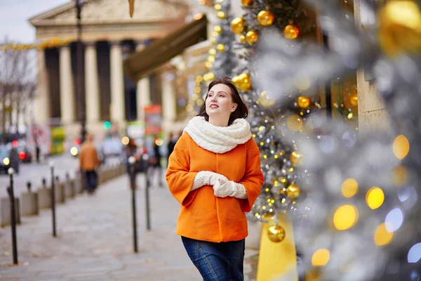 Happy young tourist in Paris on winter day — Stock Photo, Image