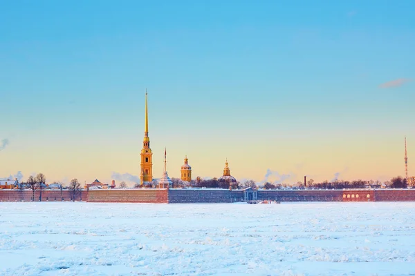 Scenisk vy över Peter och Pauls fästning i Sankt Petersburg, Ryssland — Stockfoto