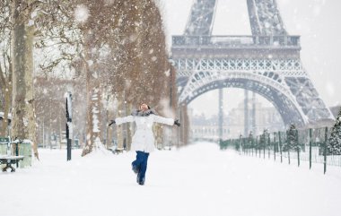 Kış Paris'te. mutlu genç kız atlama