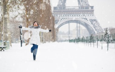 Kış Paris'te. mutlu genç kız atlama