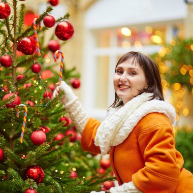 Paris 'te bir kış gününde mutlu bir genç turist