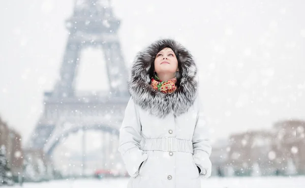 Young woman in Paris on a winter day — Stock Photo, Image