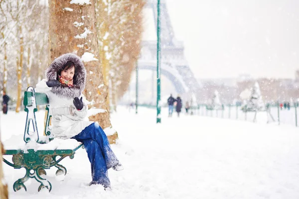 パリで珍しい雪に覆われた冬の日を楽しむ女の子 — ストック写真