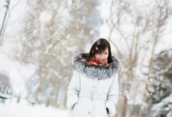 Jeune femme à Paris un jour d'hiver — Photo