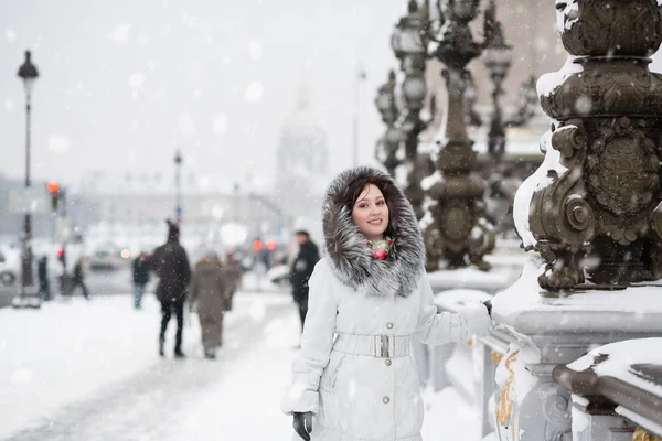 パリの女の子を楽しむ稀な雪の日を笑ってください。 — ストック写真