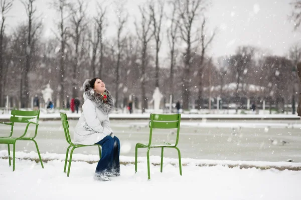 Genç kadın bir kış gününde tuileries bahçesinde — Stok fotoğraf