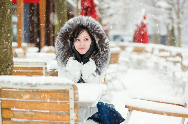 在一家露天咖啡馆在冬季一天中的女孩 — 图库照片
