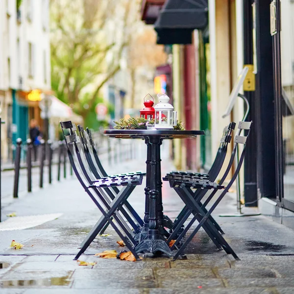 Tables of a Parisian cafe decorated for Christmas — Stock Photo, Image