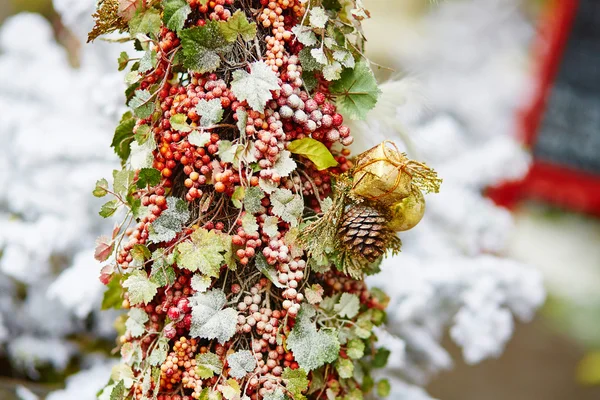 Árbol de Navidad con decoraciones navideñas — Foto de Stock