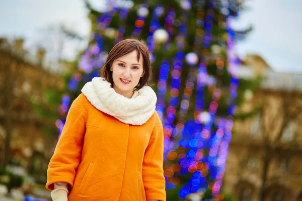 Happy young tourist in Paris on a winter day — Stock Photo, Image