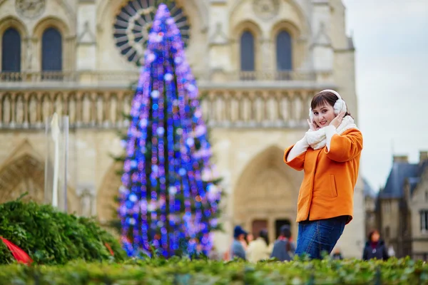 Feliz joven turista en París en un día de invierno —  Fotos de Stock