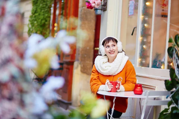 Veselá mladá dívka v pařížské venkovní kavárně — Stock fotografie