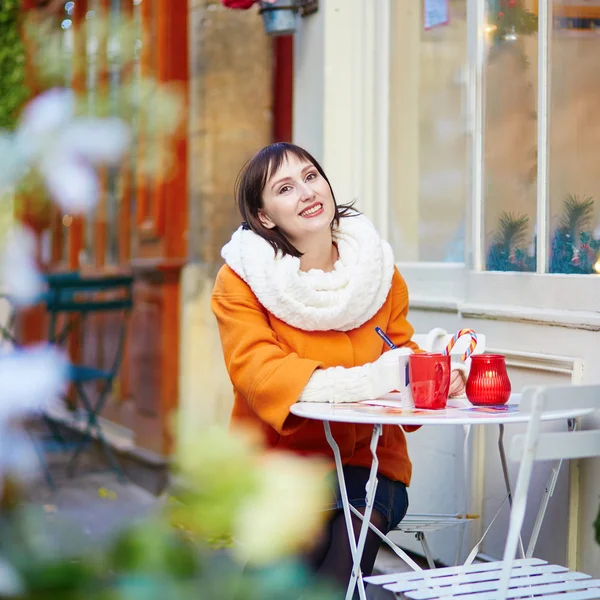 Cheerful young girl in Parisian outdoor cafe — Stock Photo, Image
