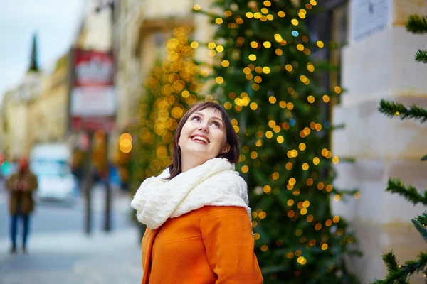 Happy young tourist in Paris on a winter day — Stock Photo, Image