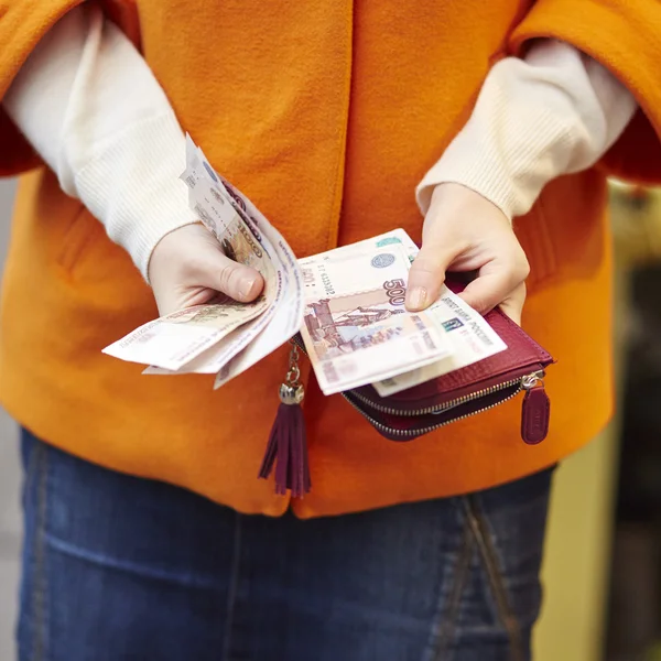 Manos de mujer sosteniendo bolso con rublos rusos — Foto de Stock