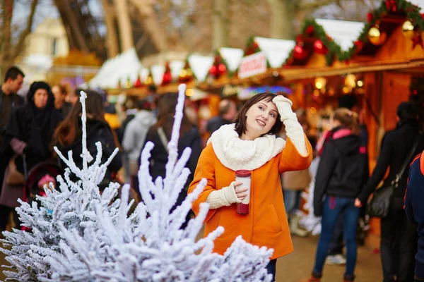 Felice ragazza in un mercatino di Natale parigino — Foto Stock