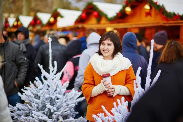 Chica joven feliz en un mercado de Navidad parisino —  Fotos de Stock